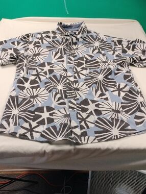 Reverse Threads Men's Short Sleeve Button Up Shirt Size Large